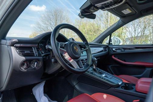 Carrara White Metallic 2021 Porsche Macan Macan S