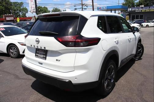 Everest White Pearl 2024 Nissan Rogue SV