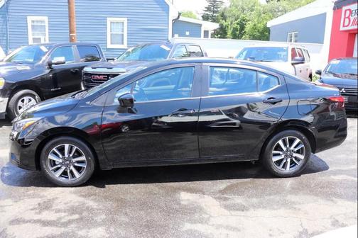 Super Black 2025 Nissan Versa 1.6 SV