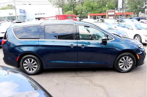 2024 Chrysler Pacifica Hybrid Select