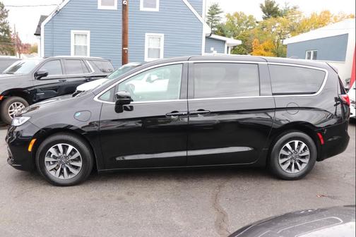 2024 Chrysler Pacifica Hybrid Select
