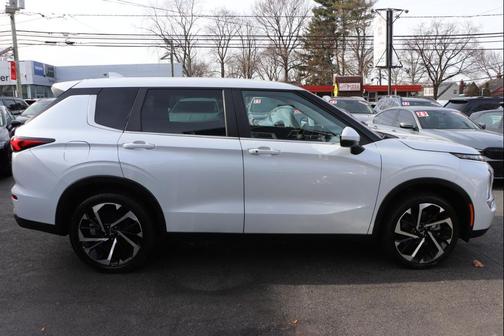 2023 Mitsubishi Outlander SE