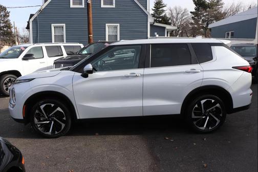 2023 Mitsubishi Outlander SE
