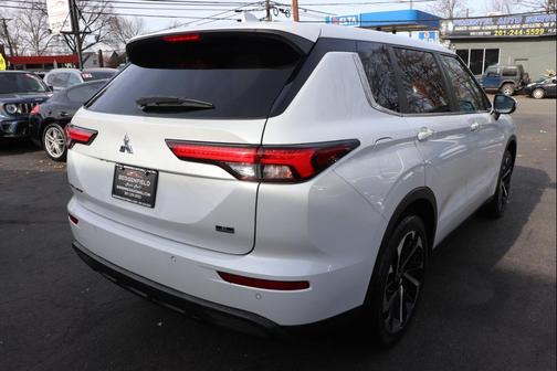 2023 Mitsubishi Outlander SE