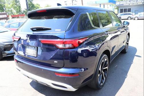 Cosmic Blue Metallic 2024 Mitsubishi Outlander SE S-AWC