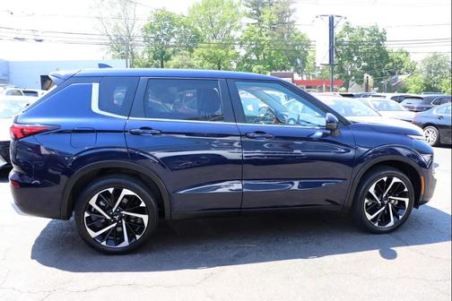 Cosmic Blue Metallic 2024 Mitsubishi Outlander SE S-AWC