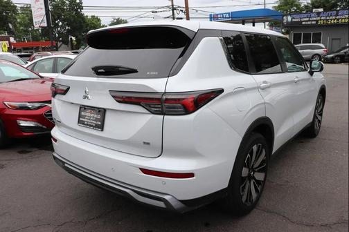 White Diamond 2025 Mitsubishi Outlander SE S-AWC
