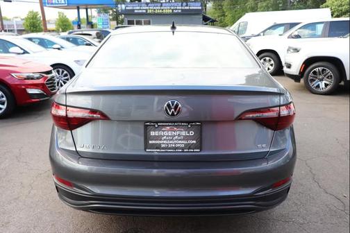 Platinum Gray Metallic 2024 Volkswagen Jetta 1.5T SE
