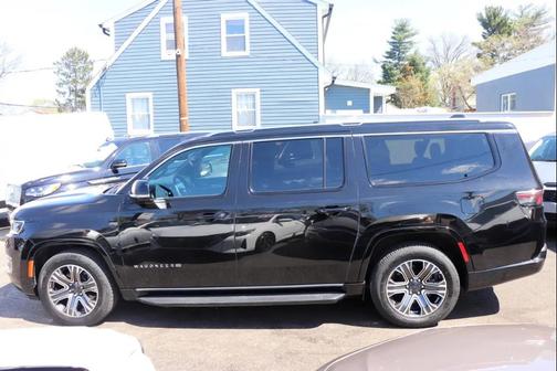 Diamond Black Crystal Pearlcoat 2023 Jeep Wagoneer L Series II 4x4