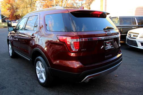 Photo 4 of 62 of 2016 Ford Explorer XLT