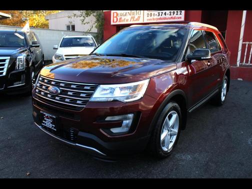 Photo 2 of 62 of 2016 Ford Explorer XLT