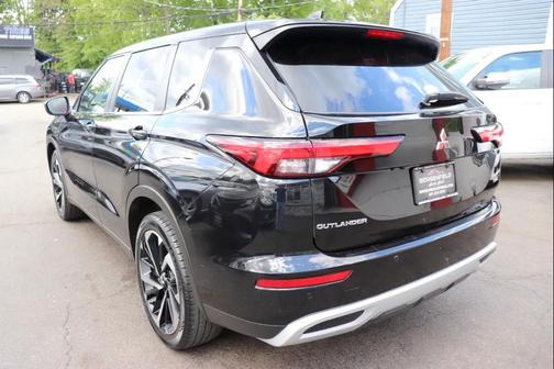 Black 2024 Mitsubishi Outlander SE