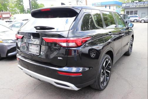 Black 2024 Mitsubishi Outlander SE