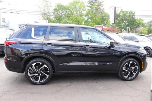 Black 2024 Mitsubishi Outlander SE