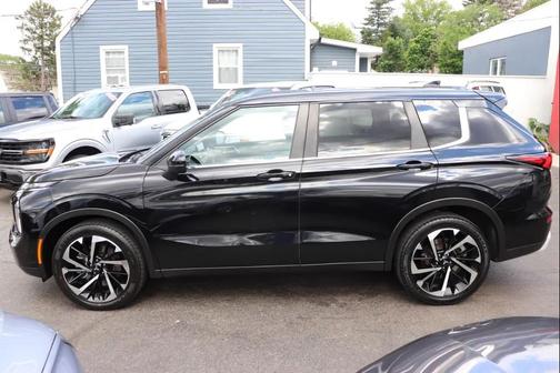 Black 2024 Mitsubishi Outlander SE