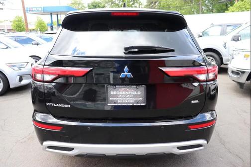 Black 2024 Mitsubishi Outlander SE