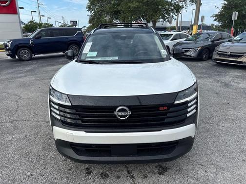 Aspen White/Super Black 2026 Nissan Kicks SR
