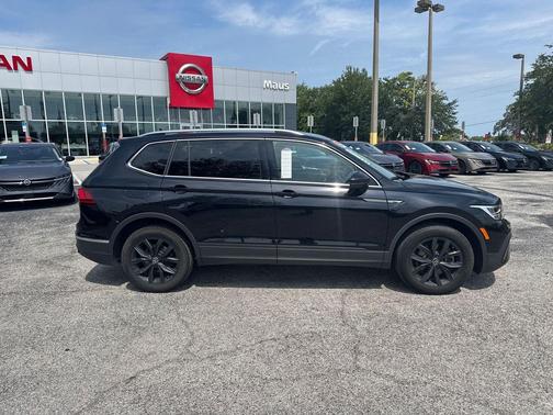 Deep Black Pearl 2024 Volkswagen Tiguan 2.0T SE 4MOTION
