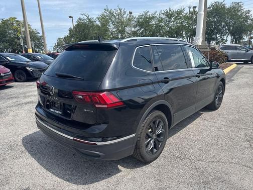 Deep Black Pearl 2024 Volkswagen Tiguan 2.0T SE 4MOTION