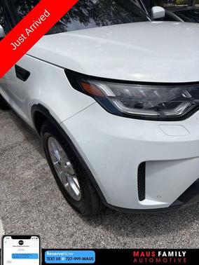 White 2019 Land Rover Discovery SE