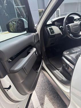 White 2019 Land Rover Discovery SE