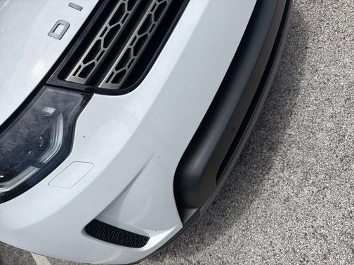 White 2019 Land Rover Discovery SE