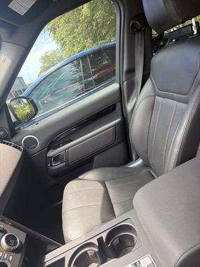 White 2019 Land Rover Discovery SE