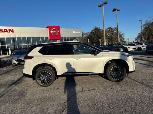 Everest White Pearl/Super Black 2026 Nissan Rogue Platinum