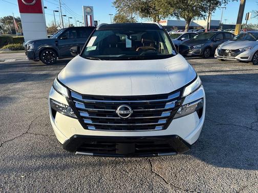 Everest White Pearl/Super Black 2026 Nissan Rogue Platinum