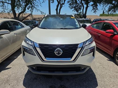 Pearl White Tricoat/Super Black 2021 Nissan Rogue SL