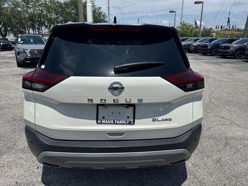 Pearl White Tricoat/Super Black 2021 Nissan Rogue SL