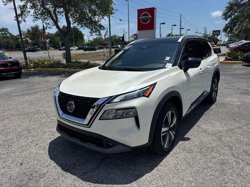 Pearl White Tricoat/Super Black 2021 Nissan Rogue SL