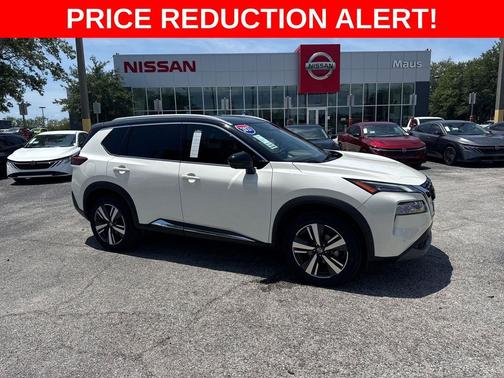 Pearl White Tricoat/Super Black 2021 Nissan Rogue SL
