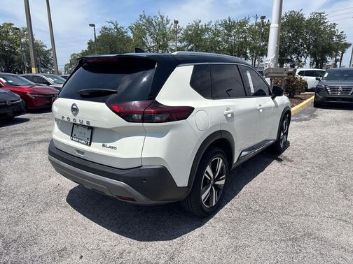 Pearl White Tricoat/Super Black 2021 Nissan Rogue SL