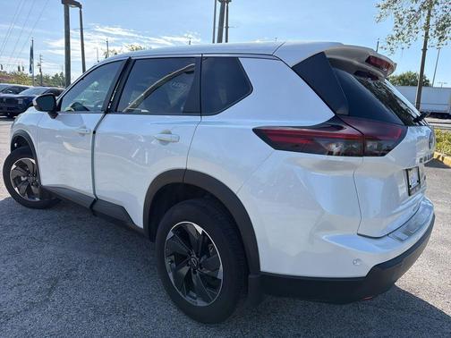 Everest White Pearl 2024 Nissan Rogue SV