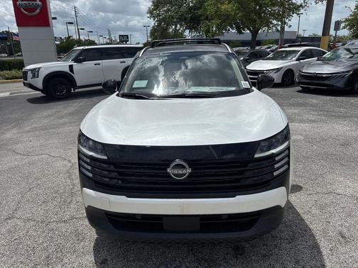 Aspen White Tricoat/Super Black 2026 Nissan Kicks SV