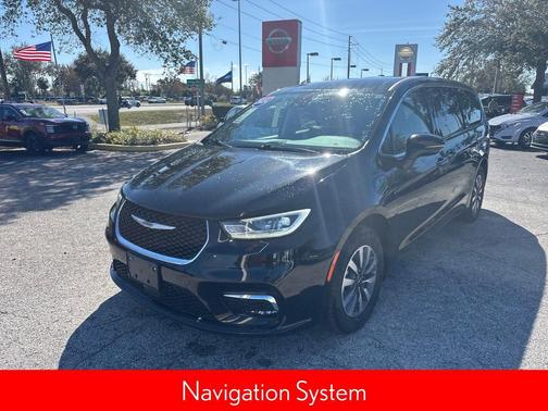 2024 Chrysler Pacifica Hybrid Select