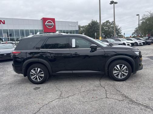 2025 Nissan Pathfinder SL FWD