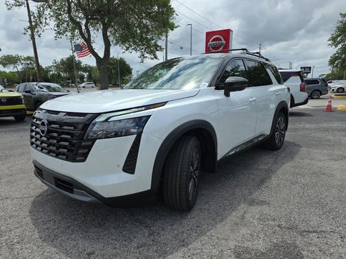 Everest White Pearl/Black 2026 Nissan Pathfinder Platinum