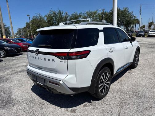 2025 Nissan Pathfinder Platinum FWD