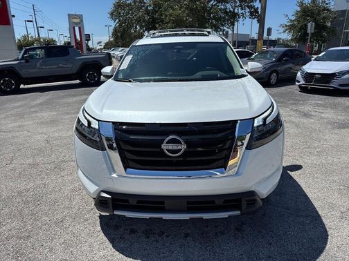 2025 Nissan Pathfinder Platinum FWD