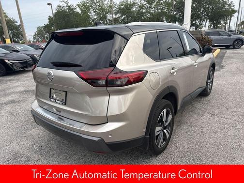Champagne Silver Metallic/Super Black 2025 Nissan Rogue SL