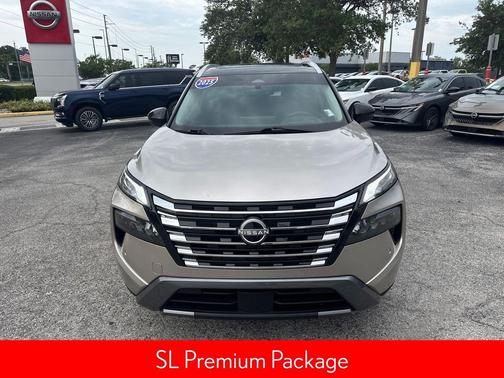 Champagne Silver Metallic/Super Black 2025 Nissan Rogue SL