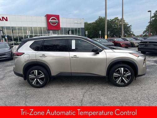 Champagne Silver Metallic/Super Black 2025 Nissan Rogue SL