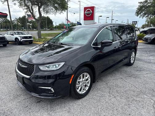 Brilliant Black Crystal Pearlcoat 2023 Chrysler Pacifica Touring L