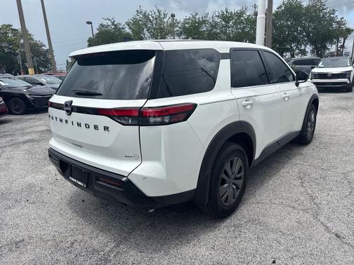 Glacier White 2026 Nissan Pathfinder S