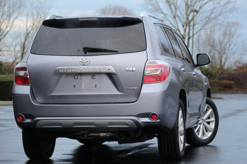 Silver 2010 Toyota Highlander Hybrid Limited