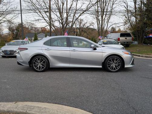 2022 Toyota Camry Hybrid XLE