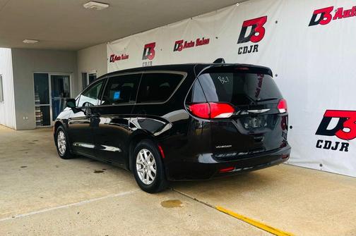 2022 Chrysler Voyager LX