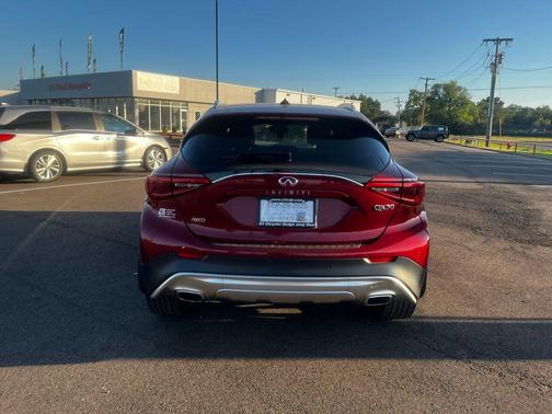 2017 INFINITI QX30 Premium
